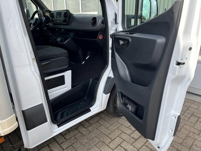 Mercedes-Benz 311 CDI Sprinter 2.2 MARGE BTW VRIJ!! Bakwagen 750kg laadklep zijdeur Airco cruise controle Telefoonverbinding Navigatiesysteem Apple carplay Camera 2-Persoons bakwagen verhuiswagen Meubelbak euro 6