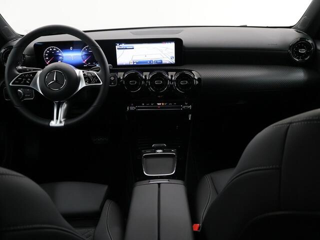 Mercedes-Benz A-KLASSE 180 Star Edition Stoelverwerwarming | Led verlichting | Multiscreen | Achteruitrij camera | Automatisch Inparkeren |