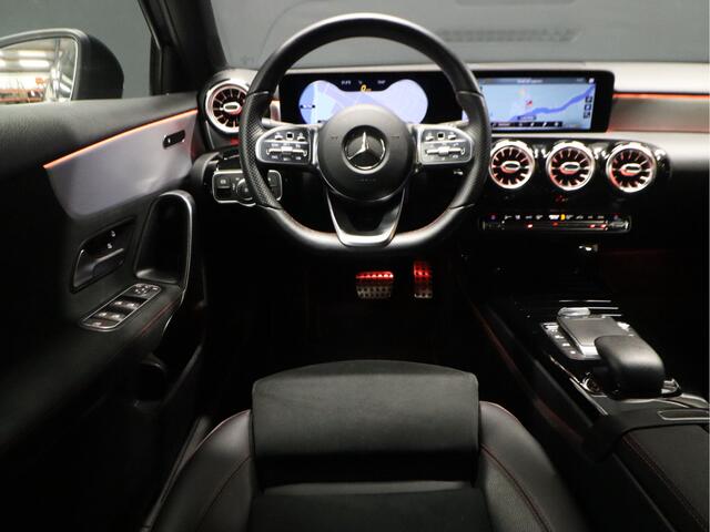 Mercedes-Benz A-KLASSE 180 AMG Sport [SFEERVERLICHTING, CAMERA, WIDESCREEN, LED, KEYLESS, SENSOREN 360, STOELVERWARMING, CLIMATE CONTROL, ALCANTARA, NAVIGATIE, NIEUWSTAAT]