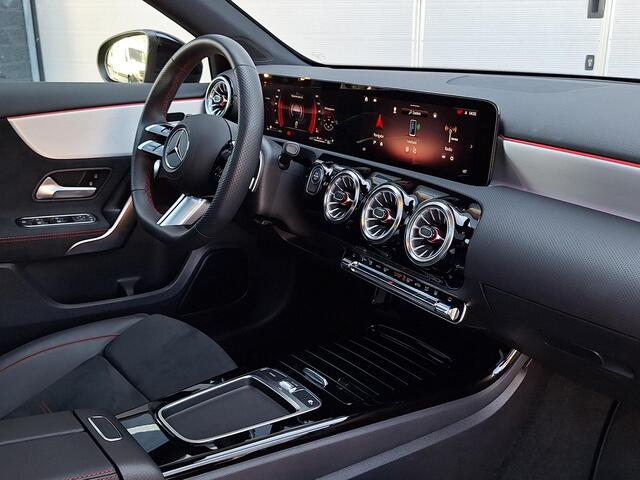 Mercedes-Benz A-KLASSE 250 e AMG | Panoramadak | Premium Pakket | Night Pakket | Panoramadak | MULTIBEAM LED Koplampen | Apple CarPlay | Android Auto | Dodehoekassistent | Advanced Sound System | Sierdelen Aluminium | Sfeerverlichting | Stoelverwarming