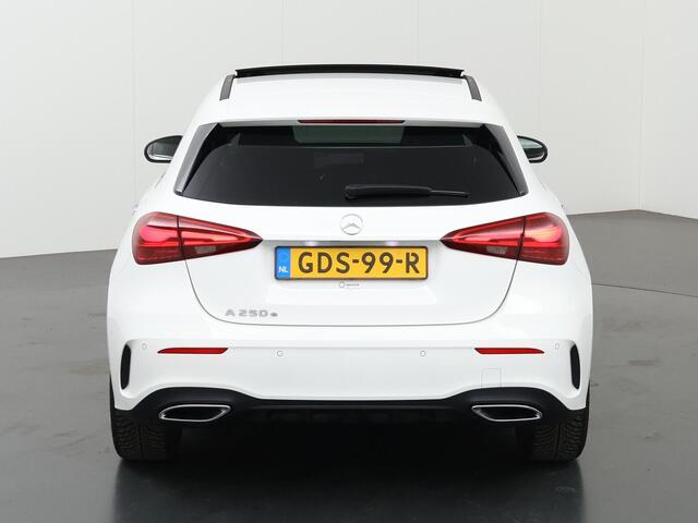 Mercedes-Benz A-KLASSE 250 e Star Edition AMG NIGHT | Panoramadak | Sfeerverlichting | Keyless Entry | MultiBEAM LED | Stoelverwarming | Dodehoekassistent |
