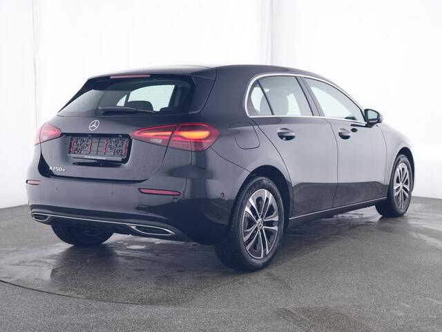 Mercedes-Benz A-KLASSE 250 e Face Lift Plug-In Hybride | Trekhaak | 11 kW Laden | Stuur en Stoelverwarming | Parkeerpakket met Camera | Inclusief 24 maanden Mercedes-Benz Certified garantie voor Europa.
