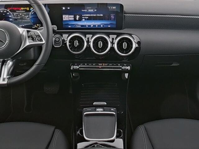 Mercedes-Benz A-KLASSE 250 e Face Lift Plug-In Hybride | Trekhaak | 11 kW Laden | Stuur en Stoelverwarming | Parkeerpakket met Camera | Inclusief 24 maanden Mercedes-Benz Certified garantie voor Europa.