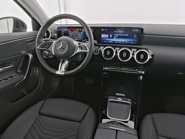 Mercedes-Benz A-KLASSE 250 e Face Lift Plug-In Hybride | Trekhaak | 11 kW Laden | Stuur en Stoelverwarming | Parkeerpakket met Camera | Inclusief 24 maanden Mercedes-Benz Certified garantie voor Europa.