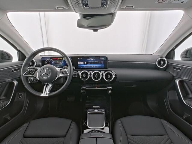 Mercedes-Benz A-KLASSE 250 e Face Lift Plug-In Hybride | Trekhaak | 11 kW Laden | Stuur en Stoelverwarming | Parkeerpakket met Camera | Inclusief 24 maanden Mercedes-Benz Certified garantie voor Europa.