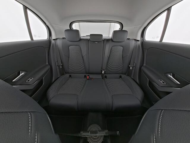 Mercedes-Benz A-KLASSE 250 e Face Lift Plug-In Hybride | Trekhaak | 11 kW Laden | Stuur en Stoelverwarming | Parkeerpakket met Camera | Inclusief 24 maanden Mercedes-Benz Certified garantie voor Europa.
