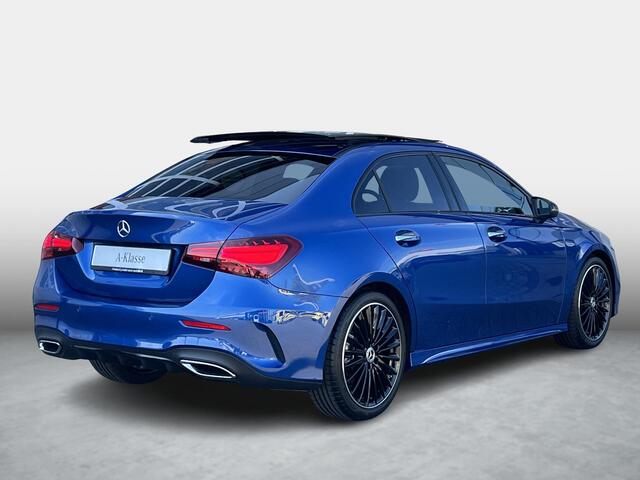 Mercedes-Benz A-KLASSE Limousine 180 Star Edition AMG LIMITED | Bruin Interieur | Night Pakket | Panoramadak | MULTIBEAM LED Koplampen | Apple CarPlay | Android Auto | Sierdelen Lindehout Zwart | Sfeerverlichting | Stoelverwarming | Achteruitrijcamera