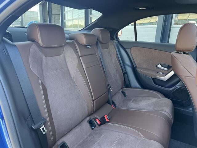 Mercedes-Benz A-KLASSE Limousine 180 Star Edition AMG LIMITED | Bruin Interieur | Night Pakket | Panoramadak | MULTIBEAM LED Koplampen | Apple CarPlay | Android Auto | Sierdelen Lindehout Zwart | Sfeerverlichting | Stoelverwarming | Achteruitrijcamera