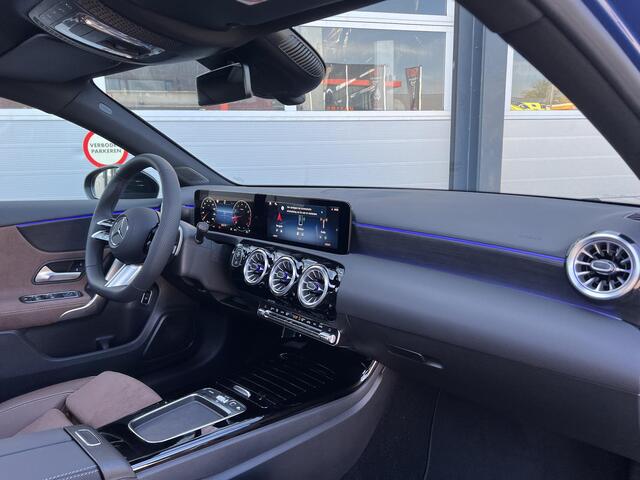 Mercedes-Benz A-KLASSE Limousine 180 Star Edition AMG LIMITED | Bruin Interieur | Night Pakket | Panoramadak | MULTIBEAM LED Koplampen | Apple CarPlay | Android Auto | Sierdelen Lindehout Zwart | Sfeerverlichting | Stoelverwarming | Achteruitrijcamera