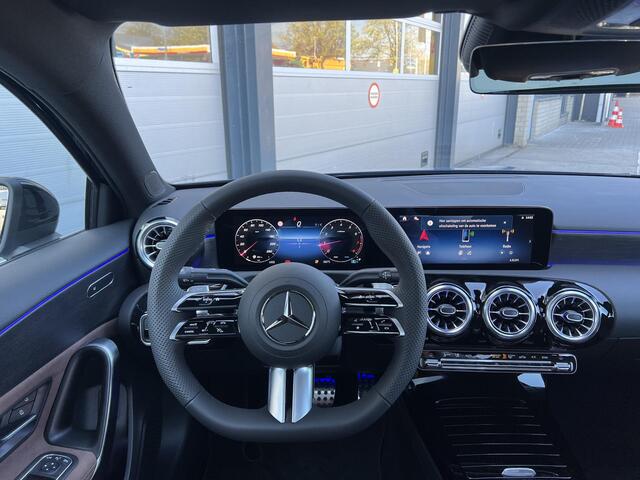 Mercedes-Benz A-KLASSE Limousine 180 Star Edition AMG LIMITED | Bruin Interieur | Night Pakket | Panoramadak | MULTIBEAM LED Koplampen | Apple CarPlay | Android Auto | Sierdelen Lindehout Zwart | Sfeerverlichting | Stoelverwarming | Achteruitrijcamera