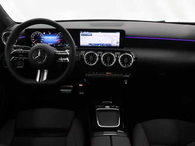 Mercedes-Benz A-KLASSE 180 Business Solution AMG | Panoramadak | Multibeam led | Nightpakket | Sfeerverlichting | Apple carplay / Android auto | 360 graden camera