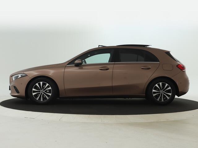 Mercedes-Benz A-KLASSE 200 Business Line | Panorama Schuif/Kanteldak | Parkeersensoren + camera achter | Comfortstoelen Lederlook i.c.m Stoelverwarming | DAB + Apple Car Play | Inclusief 24 maanden MB Certified garantie voor Europa.