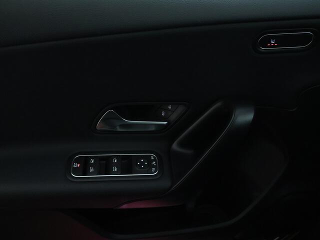 Mercedes-Benz A-KLASSE 200 Business Line | Panorama Schuif/Kanteldak | Parkeersensoren + camera achter | Comfortstoelen Lederlook i.c.m Stoelverwarming | DAB + Apple Car Play | Inclusief 24 maanden MB Certified garantie voor Europa.