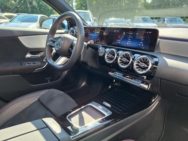 Mercedes-Benz A-KLASSE 180 AMG | Panoramadak | Premium Pakket | Night Pakket | MULTIBEAM LED Koplampen | Apple CarPlay | Android Auto | Achteruitrijcamera | Stoelverwarming