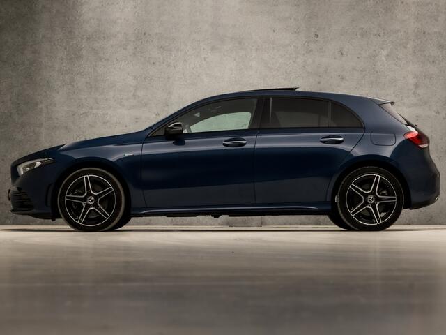 Mercedes-Benz A-KLASSE 250 e AMG Sport 218Pk Automaat (SCHUIFDAK, APPLE CARPLAY, SFEERVERLICHTING, MEMORY SEATS, CAMERA, BURMESTER, LEDER/ALCANTARA, ADAPTIVE CRUISE, GETINT GLAS, NIEUWSTAT)