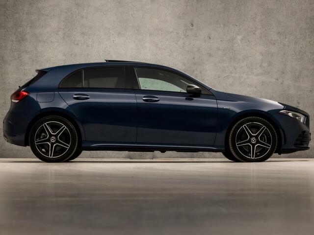 Mercedes-Benz A-KLASSE 250 e AMG Sport 218Pk Automaat (SCHUIFDAK, APPLE CARPLAY, SFEERVERLICHTING, MEMORY SEATS, CAMERA, BURMESTER, LEDER/ALCANTARA, ADAPTIVE CRUISE, GETINT GLAS, NIEUWSTAT)
