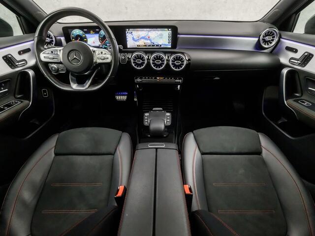 Mercedes-Benz A-KLASSE 250 e AMG Sport 218Pk Automaat (SCHUIFDAK, APPLE CARPLAY, SFEERVERLICHTING, MEMORY SEATS, CAMERA, BURMESTER, LEDER/ALCANTARA, ADAPTIVE CRUISE, GETINT GLAS, NIEUWSTAT)