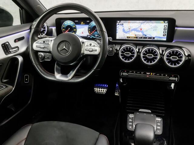 Mercedes-Benz A-KLASSE 250 e AMG Sport 218Pk Automaat (SCHUIFDAK, APPLE CARPLAY, SFEERVERLICHTING, MEMORY SEATS, CAMERA, BURMESTER, LEDER/ALCANTARA, ADAPTIVE CRUISE, GETINT GLAS, NIEUWSTAT)