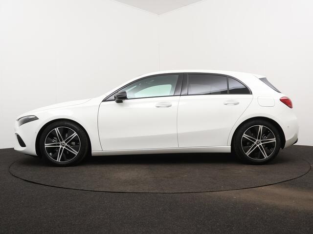 Mercedes-Benz A-KLASSE 180 Luxury Line LIMITED Edition | Trekhaak | Nightpakket | Dodehoekassistent | Parkeerpakket met achteruitrijcamera | Extra USB-poorten | KEYLESS GO | Sfeerverlichting | High-performance led-koplampen |