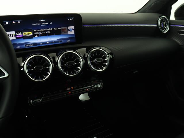Mercedes-Benz A-KLASSE 180 Luxury Line LIMITED Edition | Trekhaak | Nightpakket | Dodehoekassistent | Parkeerpakket met achteruitrijcamera | Extra USB-poorten | KEYLESS GO | Sfeerverlichting | High-performance led-koplampen |