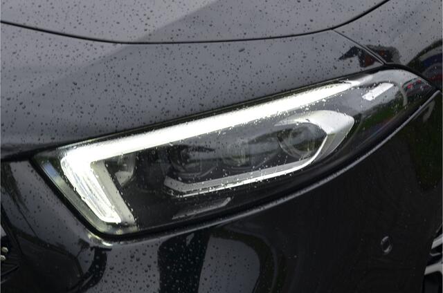 Mercedes-Benz A-KLASSE 250 e AMG Pano | Multibeam LED | Sfeerverlichting | 2x memory stoel | Keyless | Adaptive cruise + stuurassist | Carplay | Metallic zwart