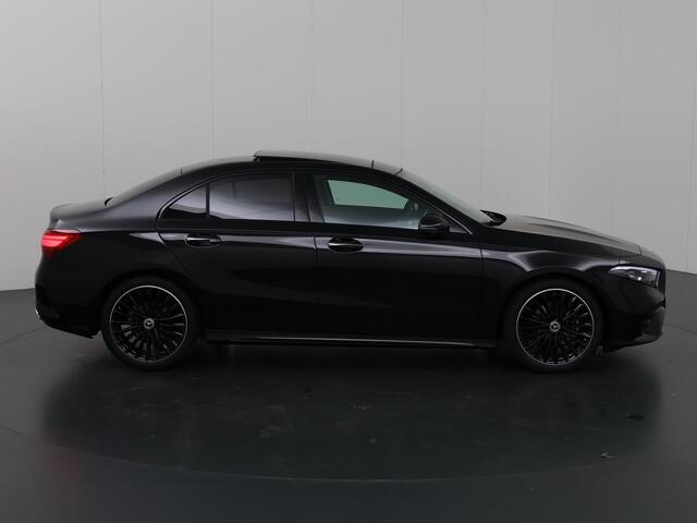 Mercedes-Benz A-KLASSE 250 e Limousine AMG Line | Nightpakket | 19-Inch | Panoramadak | Sfeerverlichting | Memory | Keyless