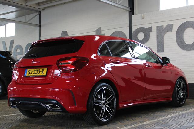 Mercedes-Benz A-KLASSE 160 Sport Edition AMG | Incl. 12 maanden garantie | Navigatie | Full LED | Parkeersensoren | Getint glas | Sportstoelen half leder | Zwarte sierlijsten | Dealer onderhouden | Nieuwstaat | Zwarte hemel | Camera |