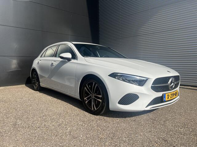 Mercedes-Benz A-KLASSE 180 Business Line | Volledig Digitaal Display | LED Koplampen | Stoelverwarming | Achteruitrijcamera | Parkeersensoren | Elektrisch Inklapbare Buitenspiegels |