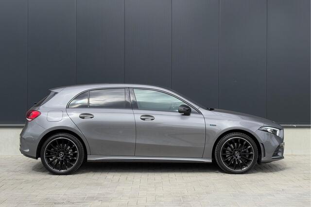 Mercedes-Benz A-KLASSE 250e AMG line - Panorama - Widescreen - Sfeerverlichting - Nightpakket - 19" LM Velgen - Rijklaar