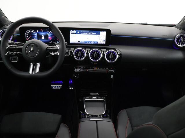 Mercedes-Benz A-KLASSE 180 Star Edition AMG Line | Sfeerverlichting | Multibeam | Night Pakket | Parktronic | Panoramadak | Stoelverwarming |