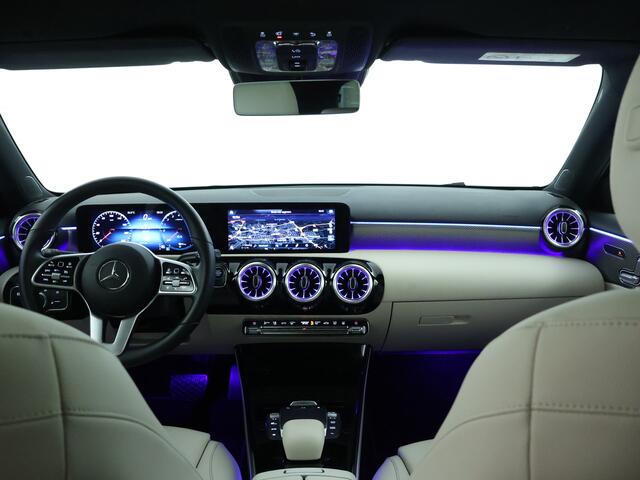 Mercedes-Benz A-KLASSE 250 e Plug-In Hybride | Panoramadak | Achteruitrijcamera | Multibeam | Sfeerverlichting | Inclusief 24 maanden MB Certified garantie voor Europa.