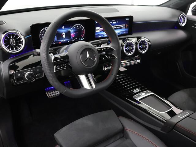 Mercedes-Benz A-KLASSE Limousine 180 Star Edition AMG NIGHT | Panoramadak | Sfeerverlichting | Achteruitrijcamera | Apple Carplay | MultiBeam LED |