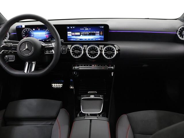 Mercedes-Benz A-KLASSE Limousine 180 Star Edition AMG NIGHT | Panoramadak | Sfeerverlichting | Achteruitrijcamera | Apple Carplay | MultiBeam LED |