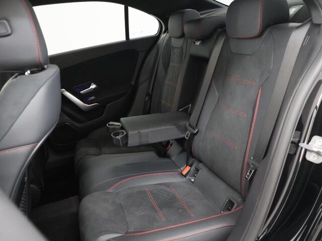 Mercedes-Benz A-KLASSE Limousine 180 Star Edition AMG NIGHT | Panoramadak | Sfeerverlichting | Achteruitrijcamera | Apple Carplay | MultiBeam LED |