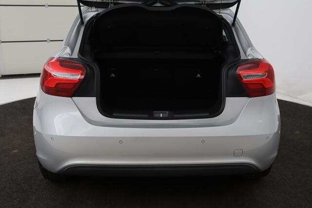 Mercedes-Benz A-KLASSE 180 Ambition | Stoelverwarming | Full LED | Sportstoelen | Navigatie | Half leder | Park Assist | Cruise control | Airco | Bluetooth