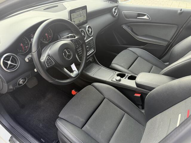 Mercedes-Benz A-KLASSE 180 Ambition Automaat * LED * NAVI * PDC *