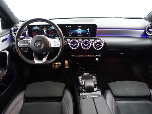 Mercedes-Benz A-KLASSE 180 AMG Night Edition Aut- Xenon Led, Camera, Stoelverwarming, Sfeerverlichting, Sport Alcantara Interieur
