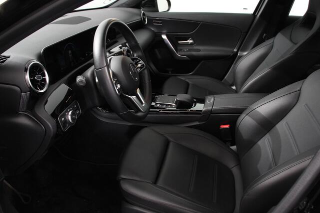 Mercedes-Benz A-KLASSE 200 Automaat Progressive Navigatie Camera Climate Control Cruise Control Lane Assist Keyless Go Verkeersbord Herkenning 17 Inch Lichtmetaal