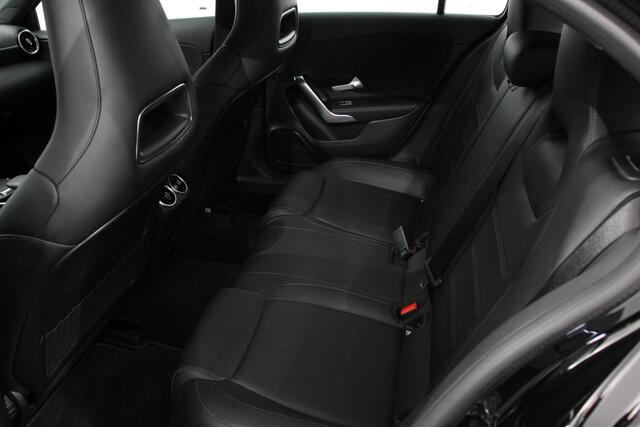 Mercedes-Benz A-KLASSE 200 Automaat Progressive Navigatie Camera Climate Control Cruise Control Lane Assist Keyless Go Verkeersbord Herkenning 17 Inch Lichtmetaal