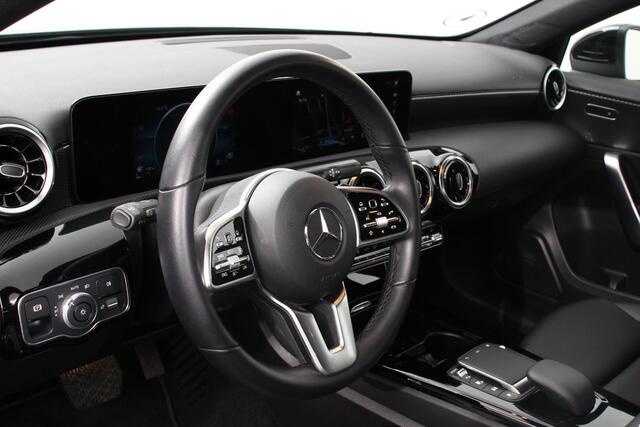 Mercedes-Benz A-KLASSE 200 Automaat Progressive Navigatie Camera Climate Control Cruise Control Lane Assist Keyless Go Verkeersbord Herkenning 17 Inch Lichtmetaal