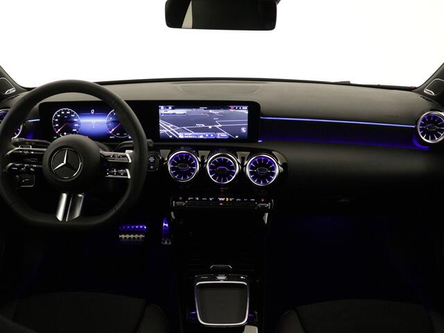 Mercedes-Benz A-KLASSE 200 AMG Line | Nightpakket | Parkeerpakket met 360°-camera | Premium Pack | Extra USB-poorten | Burmester surround sound system | Verwarmde stoelen vooraan |