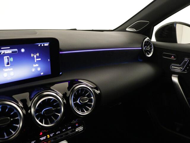 Mercedes-Benz A-KLASSE 200 AMG Line | Nightpakket | Parkeerpakket met 360°-camera | Premium Pack | Extra USB-poorten | Burmester surround sound system | Verwarmde stoelen vooraan |