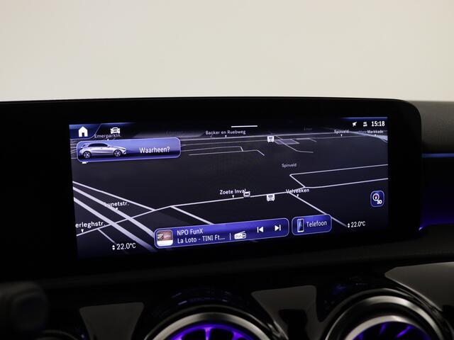 Mercedes-Benz A-KLASSE 200 AMG Line | Nightpakket | Parkeerpakket met 360°-camera | Premium Pack | Extra USB-poorten | Burmester surround sound system | Verwarmde stoelen vooraan |