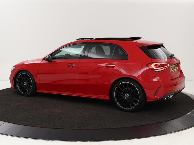 Mercedes-Benz A-KLASSE 200 AMG Night | Panoramadak | Stoelverwarming | Carplay | Camera | Keyless | Memory | Sfeerverlichting | Widescreen | Leder/Alcantara | Navigatie | Park Assist