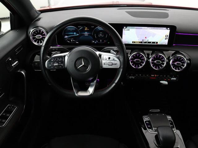 Mercedes-Benz A-KLASSE 200 AMG Night | Panoramadak | Stoelverwarming | Carplay | Camera | Keyless | Memory | Sfeerverlichting | Widescreen | Leder/Alcantara | Navigatie | Park Assist