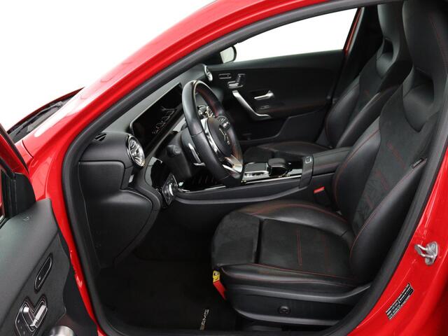 Mercedes-Benz A-KLASSE 200 AMG Night | Panoramadak | Stoelverwarming | Carplay | Camera | Keyless | Memory | Sfeerverlichting | Widescreen | Leder/Alcantara | Navigatie | Park Assist