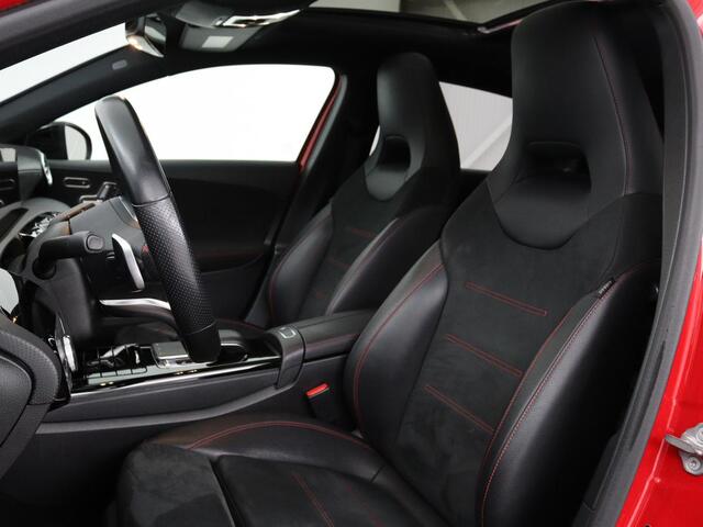 Mercedes-Benz A-KLASSE 200 AMG Night | Panoramadak | Stoelverwarming | Carplay | Camera | Keyless | Memory | Sfeerverlichting | Widescreen | Leder/Alcantara | Navigatie | Park Assist