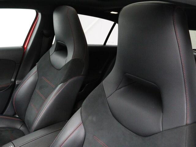 Mercedes-Benz A-KLASSE 200 AMG Night | Panoramadak | Stoelverwarming | Carplay | Camera | Keyless | Memory | Sfeerverlichting | Widescreen | Leder/Alcantara | Navigatie | Park Assist