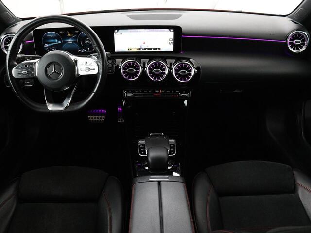 Mercedes-Benz A-KLASSE 200 AMG Night | Panoramadak | Stoelverwarming | Carplay | Camera | Keyless | Memory | Sfeerverlichting | Widescreen | Leder/Alcantara | Navigatie | Park Assist