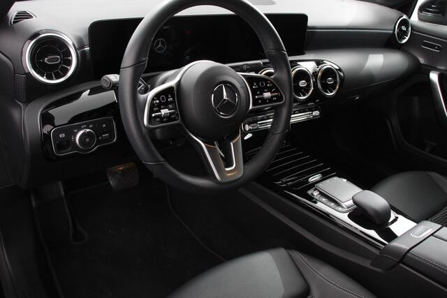Mercedes-Benz A-KLASSE 180 136pk Automaat Progressive Navigatie Parkeersensoren Camera Cruise Control Stoelverwarming Ledverlichting Climate Control